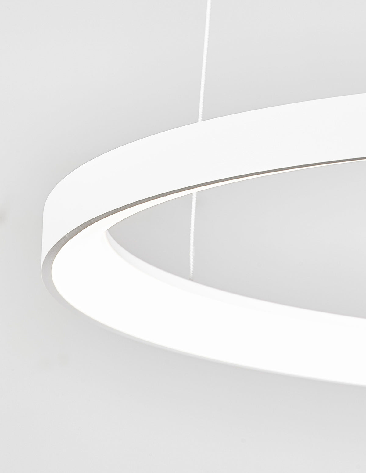 Détail de la finition : diffuseur LED blanc inséré dans l'anneau
