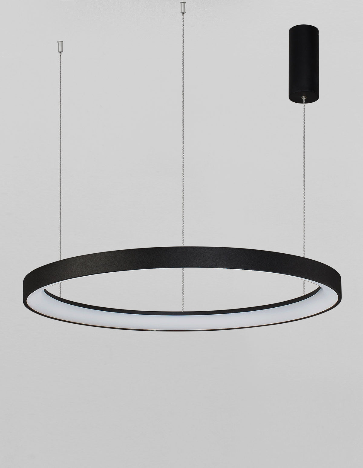 Vue de dessous du luminaire montrant l'anneau noir et le diffuseur blanc