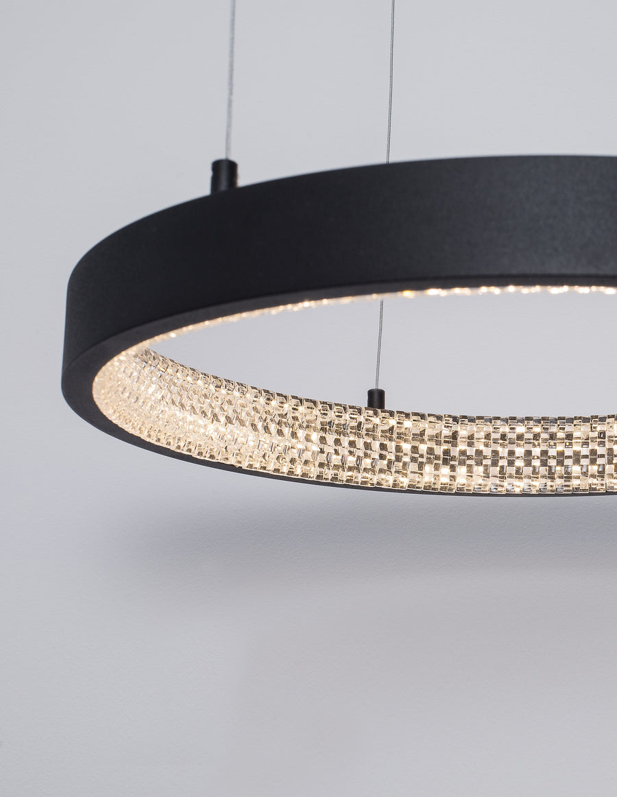 Gros plan sur le diffuseur intérieur illuminé, texture cristalline scintillante