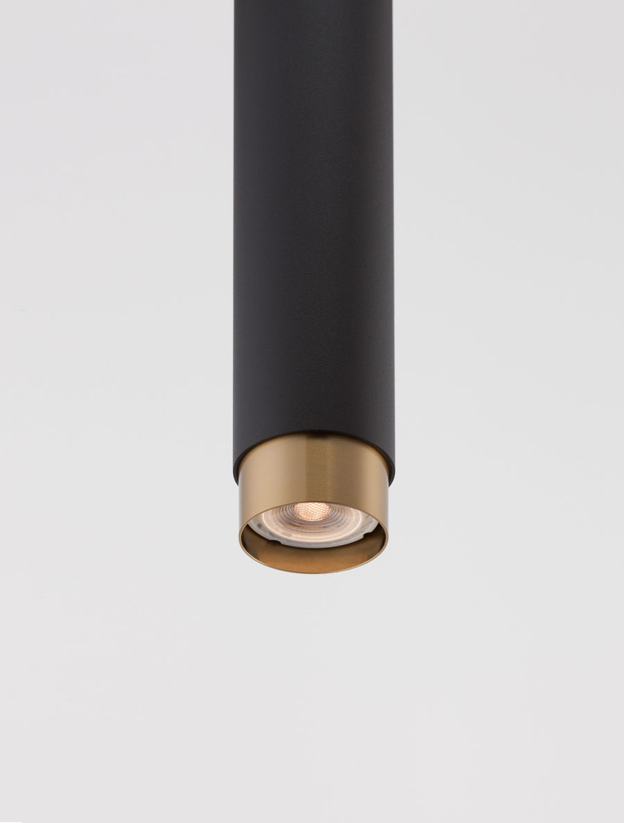 Gros plan sur la douille en laiton et la lentille LED orientable allumée