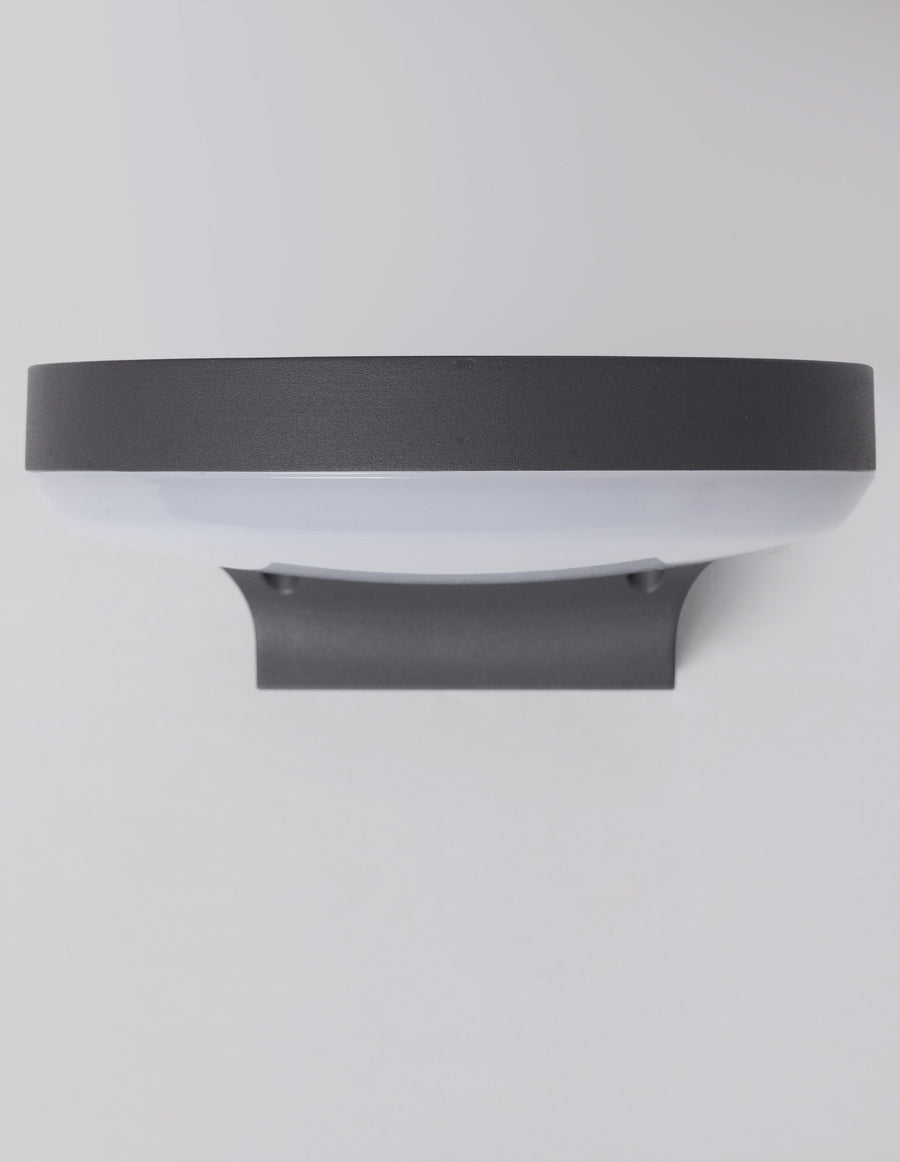 Vue de face éteinte montrant le bandeau gris et le diffuseur blanc opale