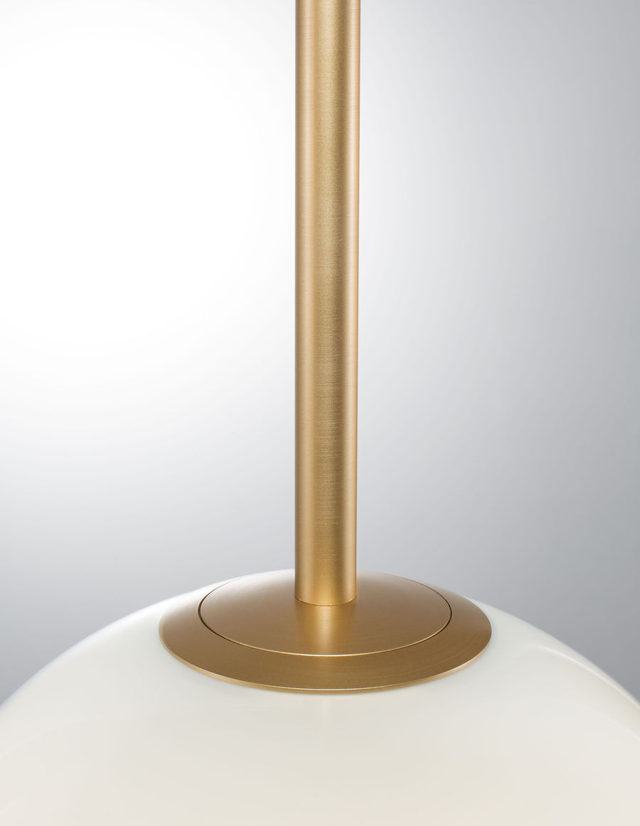 Détail de la finition dorée et du raccord avec le globe