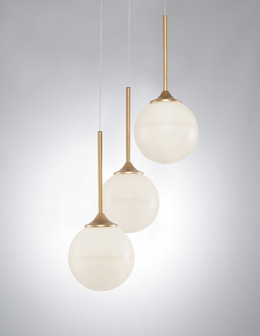 Vue rapprochée des globes en verre opalin et des tiges dorées.
