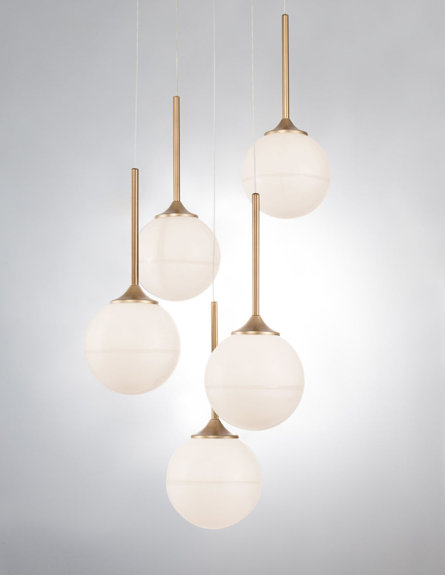 Gros plan sur les globes allumés diffusant une lumière chaude et les tiges dorées.