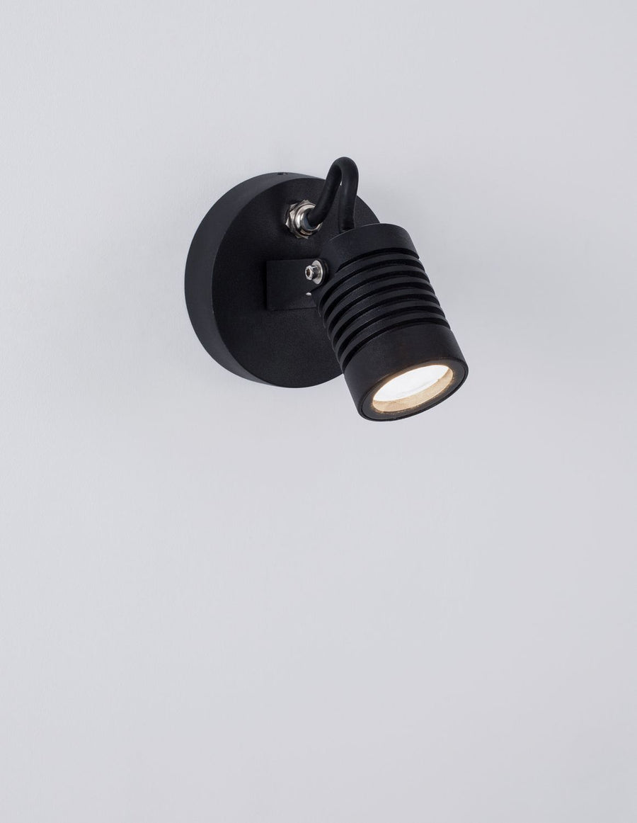 Détail du projecteur allumé, lentille en verre et ailettes de refroidissement