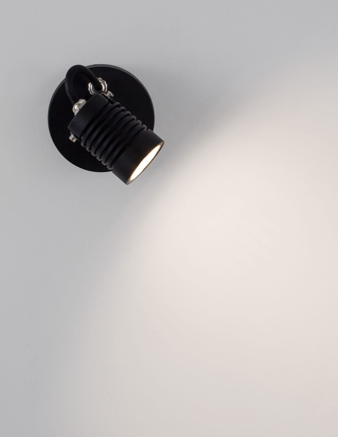 Vue rapprochée de la tête orientable allumée projetant un halo lumineux