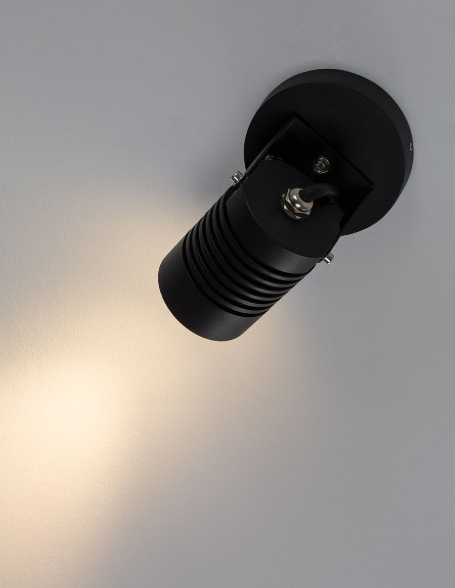 Détail de la finition noire striée et de la visserie inoxydable du projecteur