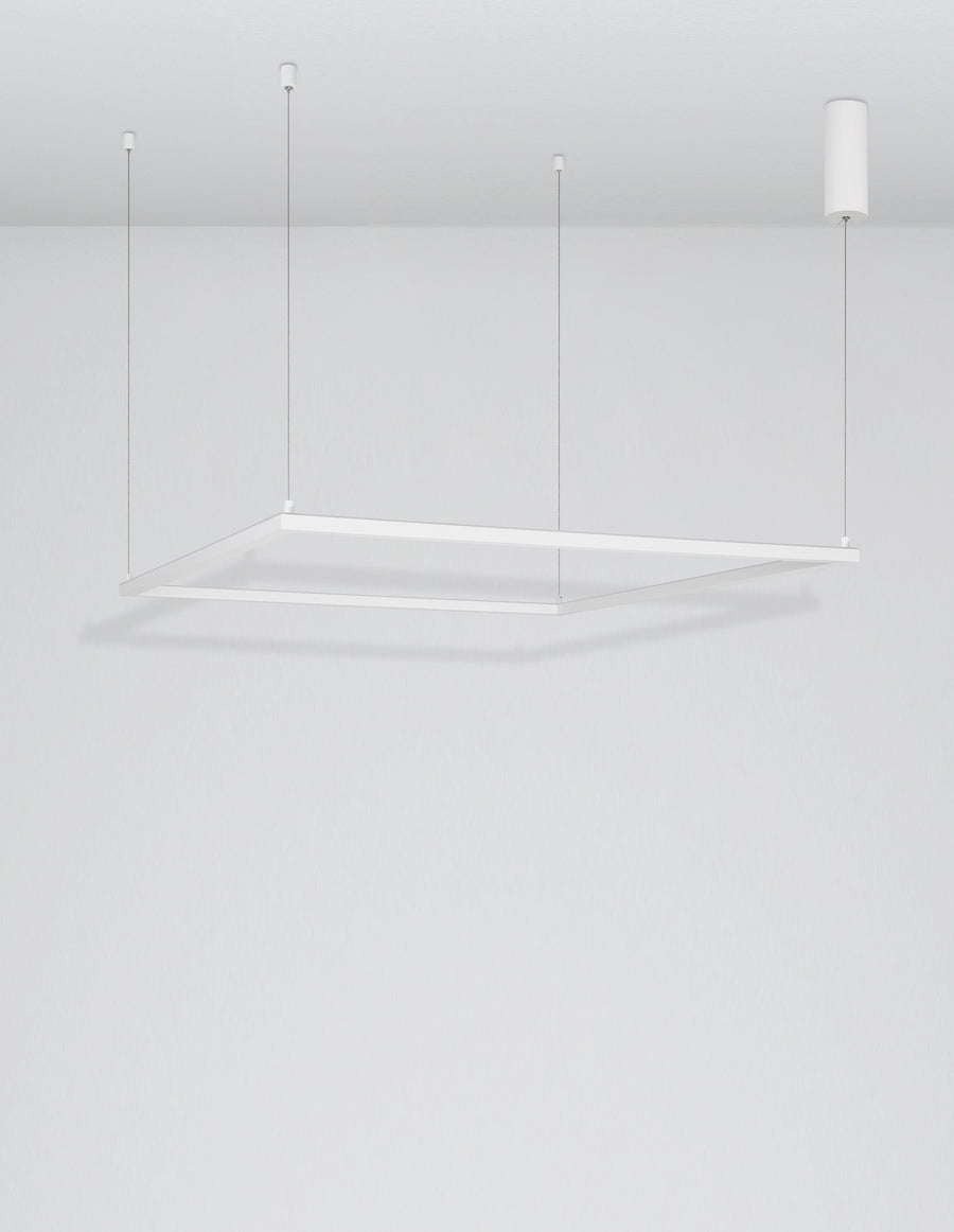 Vue en perspective du luminaire suspendu devant un mur gris clair et neutre