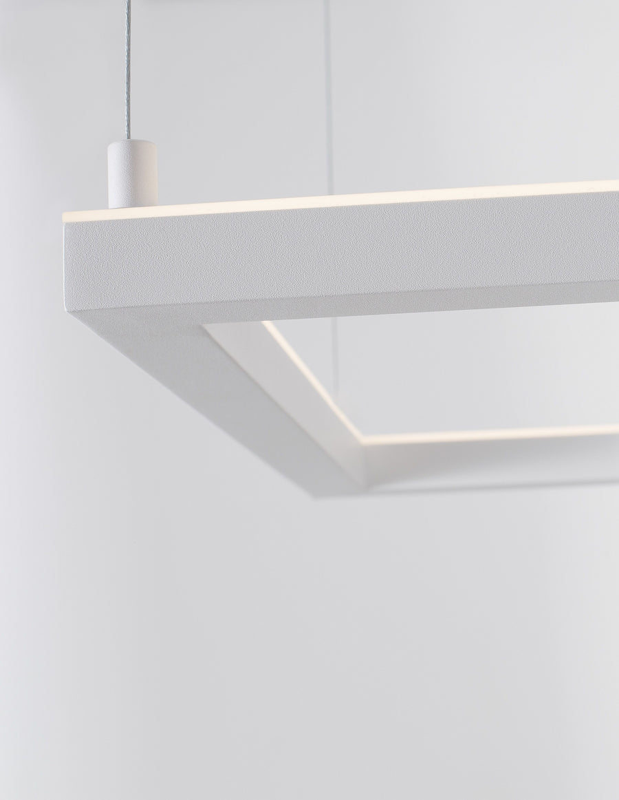 Détail rapproché du profil carré et de la lumière chaude diffusée dessous