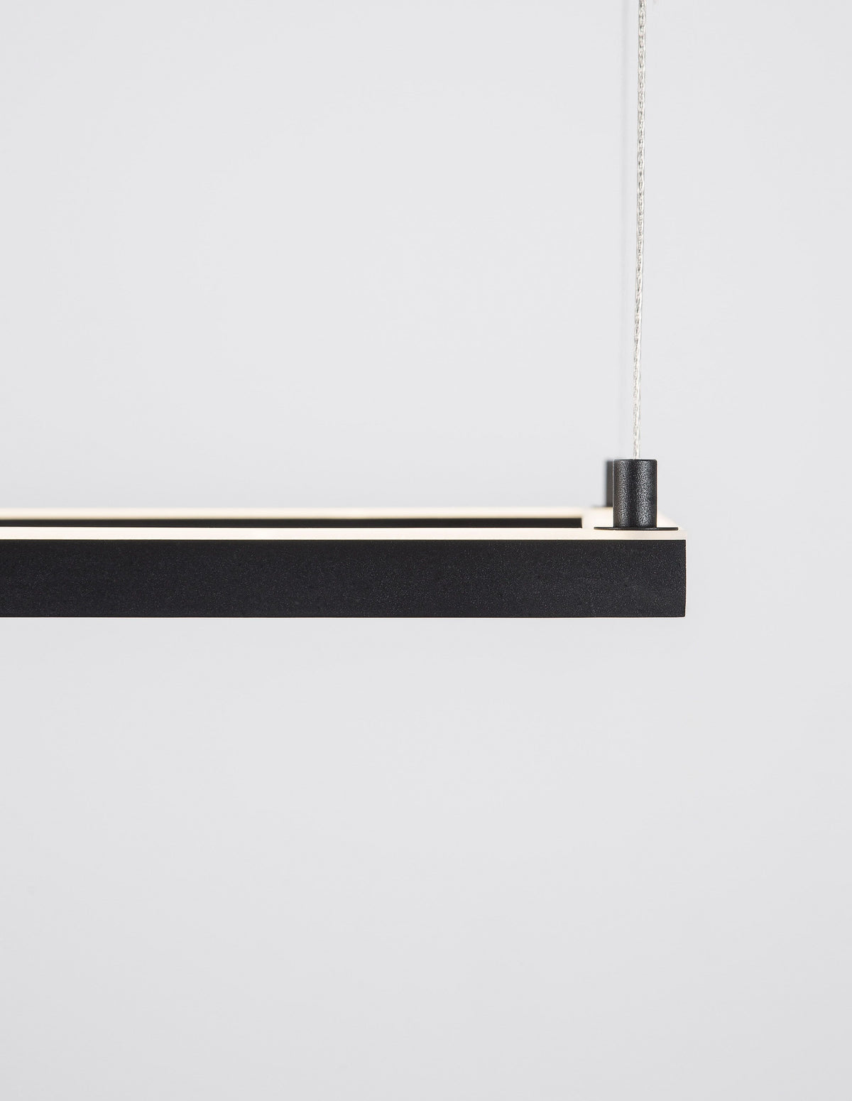 Gros plan sur la tranche du profil et le ruban LED