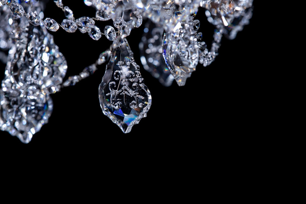 Détail d'une pendeloque de cristal taillée en forme de goutte translucide