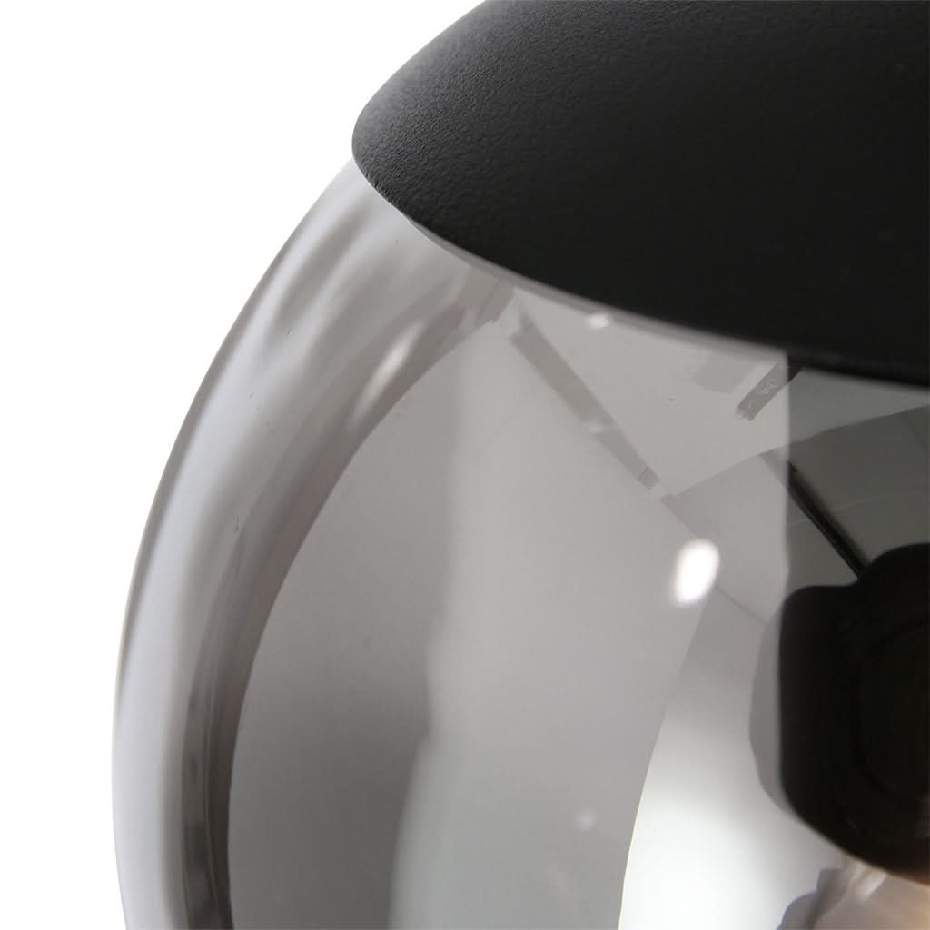 Détail d'un globe en verre fumé de la suspension Bollia | Designix
