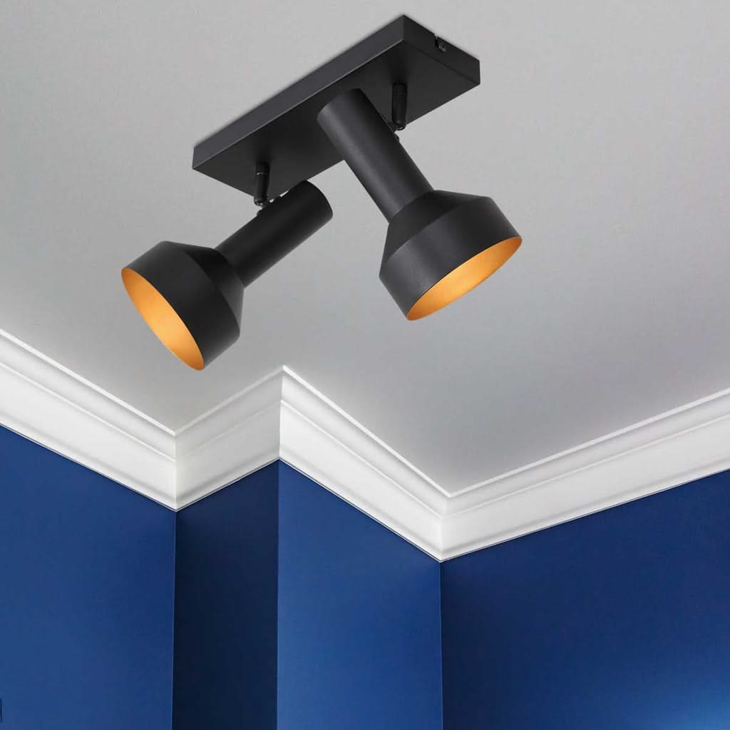 Mise en ambiance du plafonnier fixé au plafond blanc d'une pièce bleue