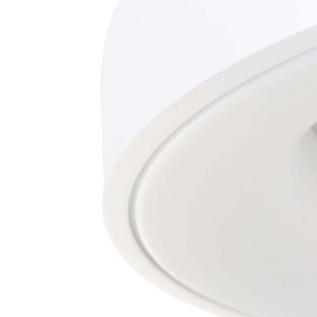 Gros plan sur le bord blanc du plafonnier et la jointure du diffuseur.