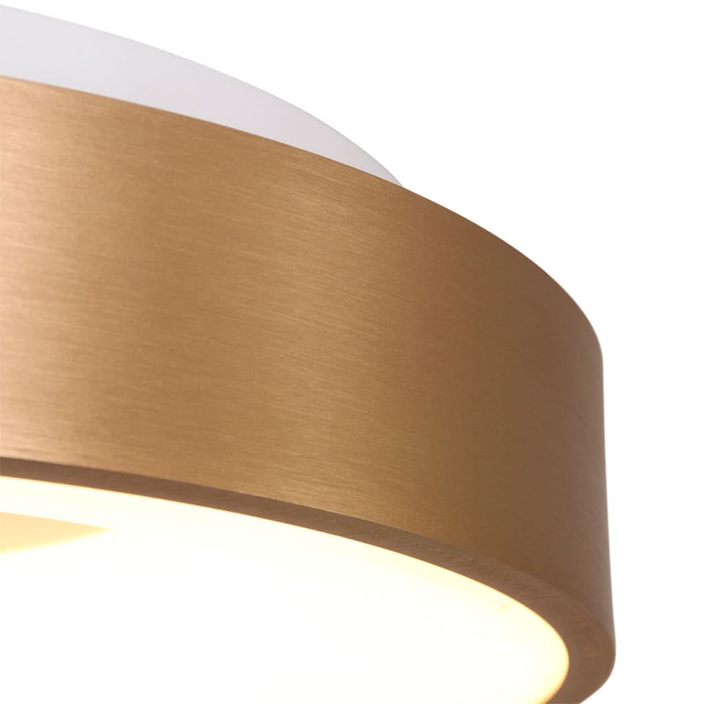 Plafonnier doré Ringlede allumé en ambiance, lumière chaude – Designix.fr