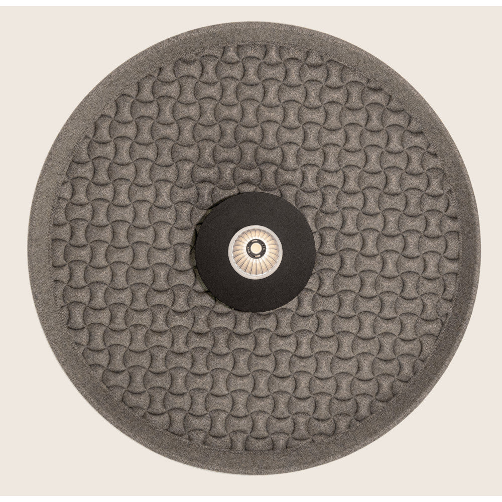 Vue de dessous du plafonnier montrant la face alvéolée anthracite et le module LED