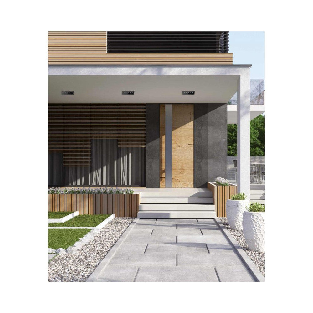Mise en ambiance sous l'avancée de toit d'une maison moderne en bois