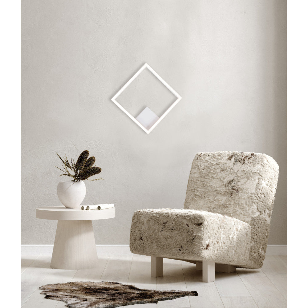 Vue rapprochée du luminaire carré installé en diagonale sur un mur beige clair.