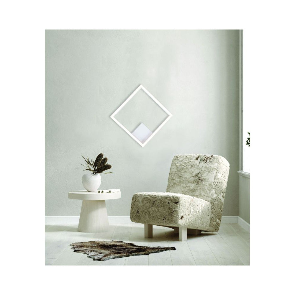 Mise en ambiance murale claire avec luminaire carré blanc et fauteuil en tissu