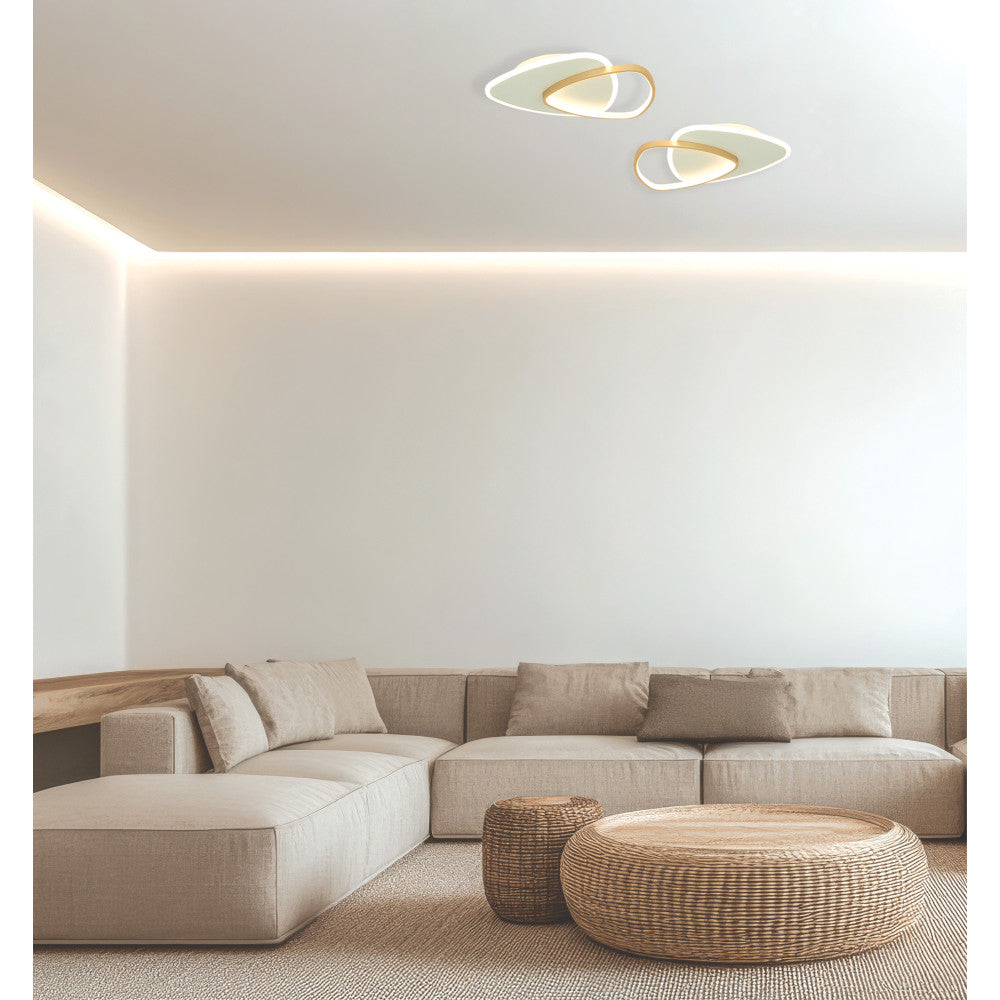 Salon minimaliste beige, deux plafonniers dorés allumés au plafond blanc