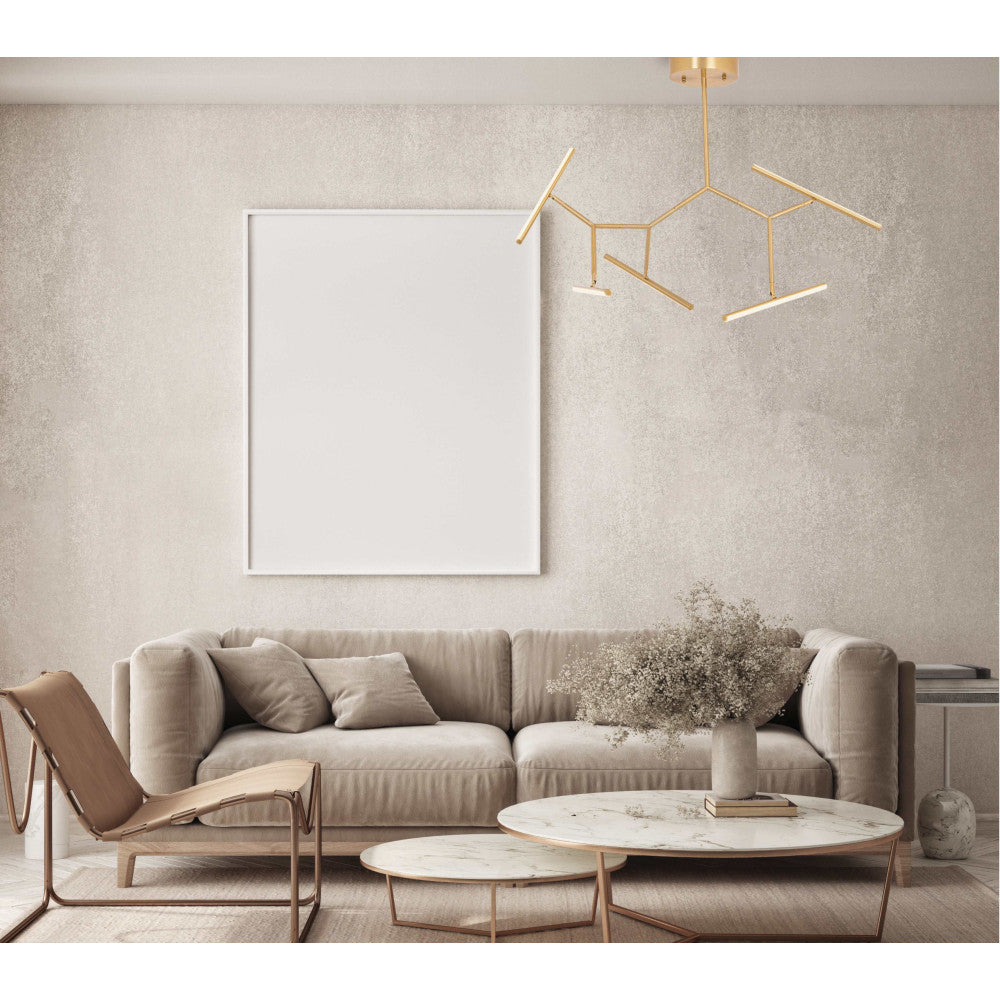 Mise en ambiance du plafonnier doré éclairé dans un salon beige avec canapé