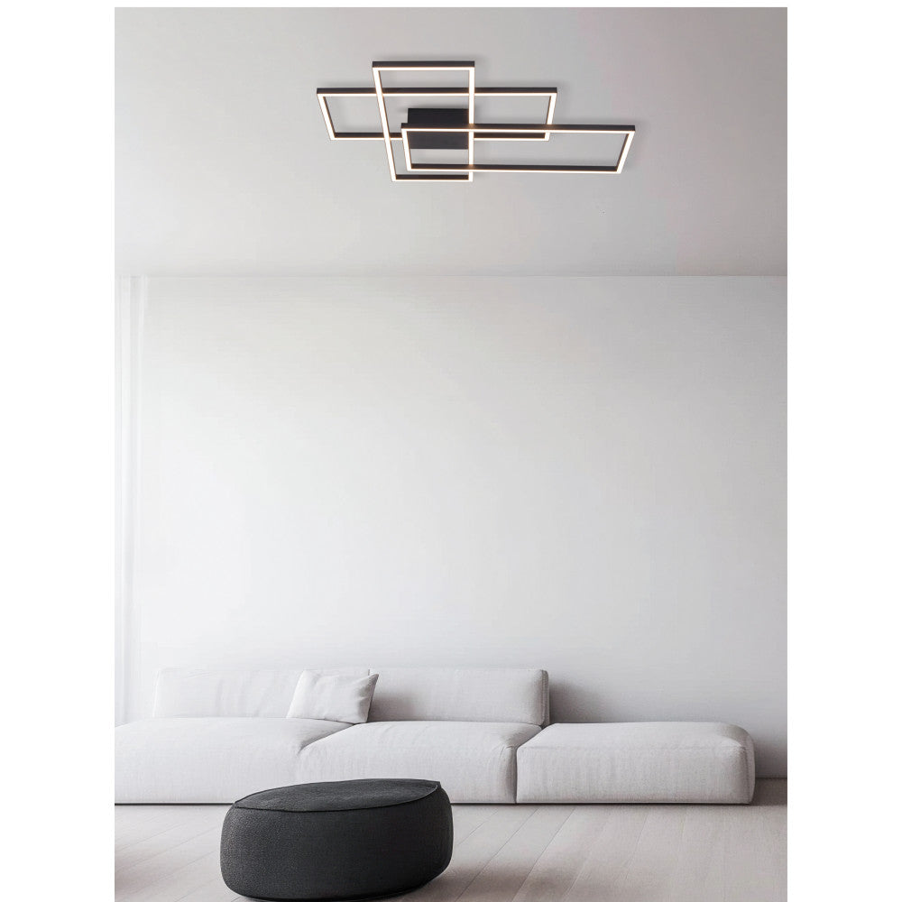 Vue en situation dans un séjour minimaliste blanc, luminaire fixé au plafond et allumé