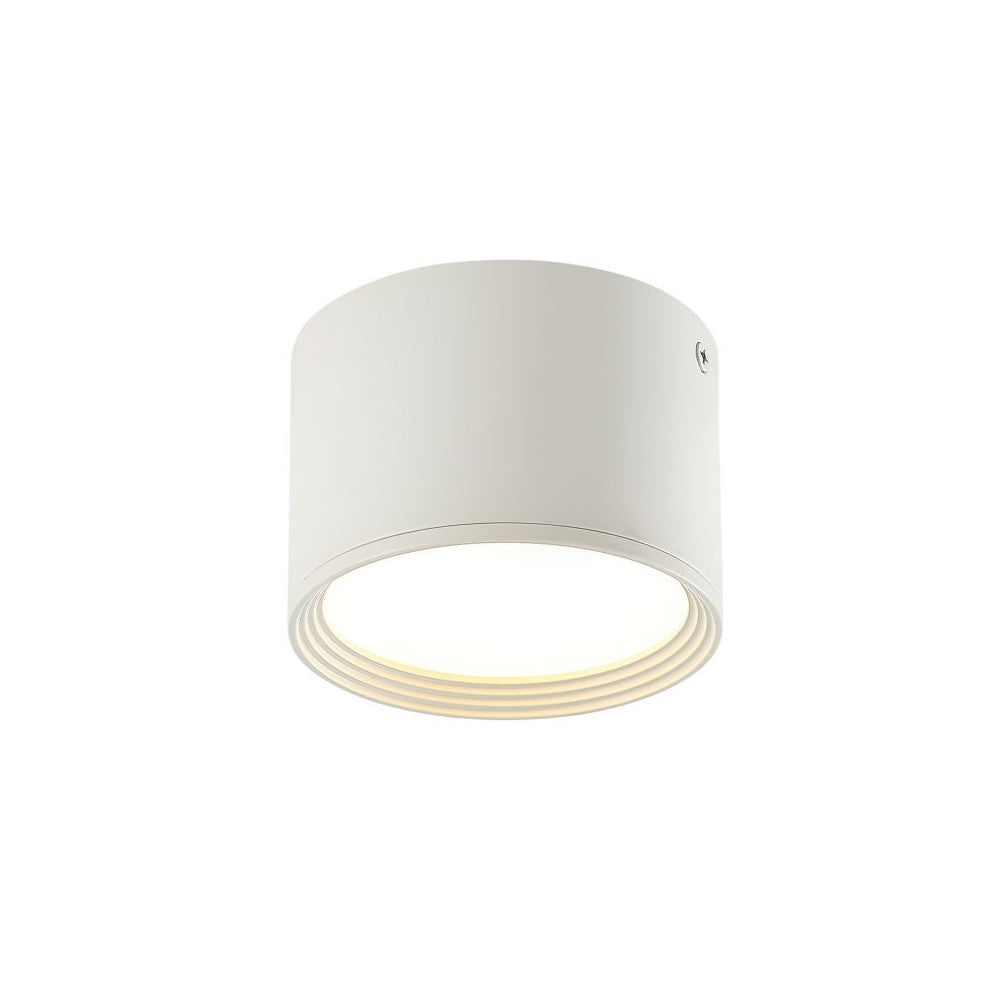 Même plafonnier allumé, diffuseur rond émettant une lumière chaude