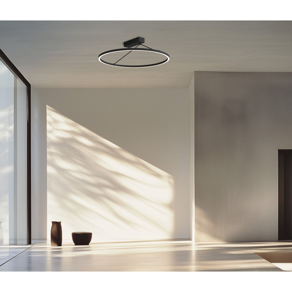 Mise en ambiance dans un intérieur, plafonnier allumé projetant des ombres douces