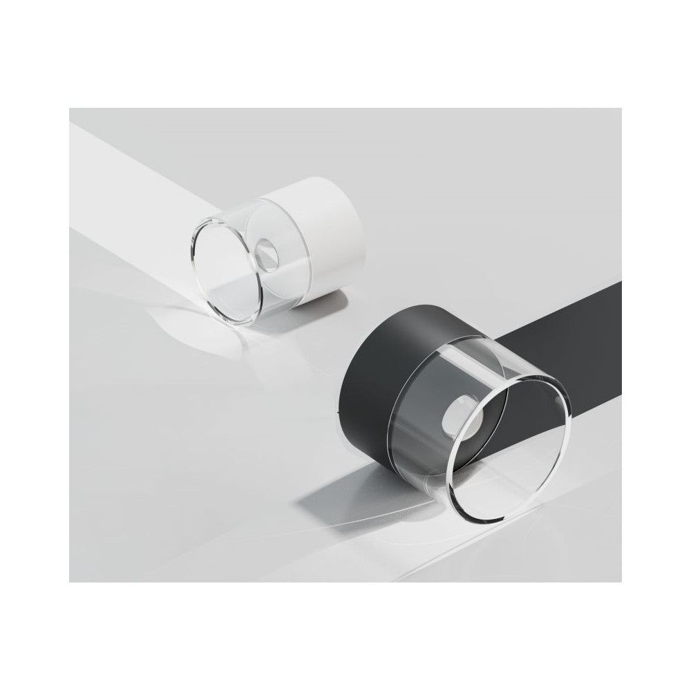 Deux plafonniers cylindriques posés au sol, versions blanche et noire côte à côte