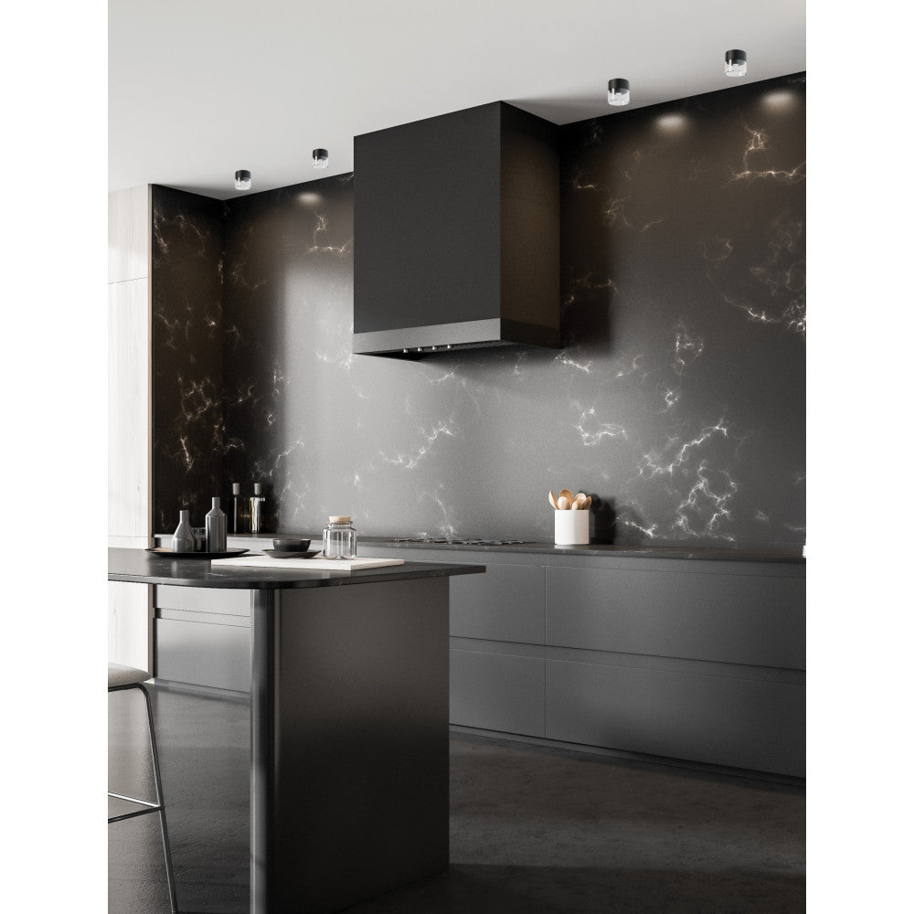 Mise en ambiance dans une cuisine noire moderne, plafonniers fixés au plafond au-dessus de l'îlot.