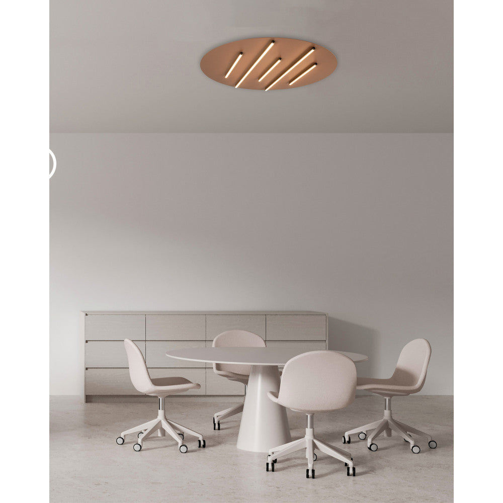 Vue d'ambiance du plafonnier allumé au-dessus d'une table de salle à manger