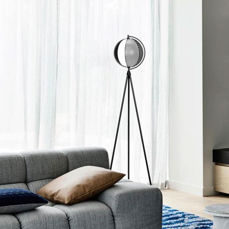 Lampadaire design LED tripod et boule en fer noir Swedish | Designix - Luminaire - https://designix.fr