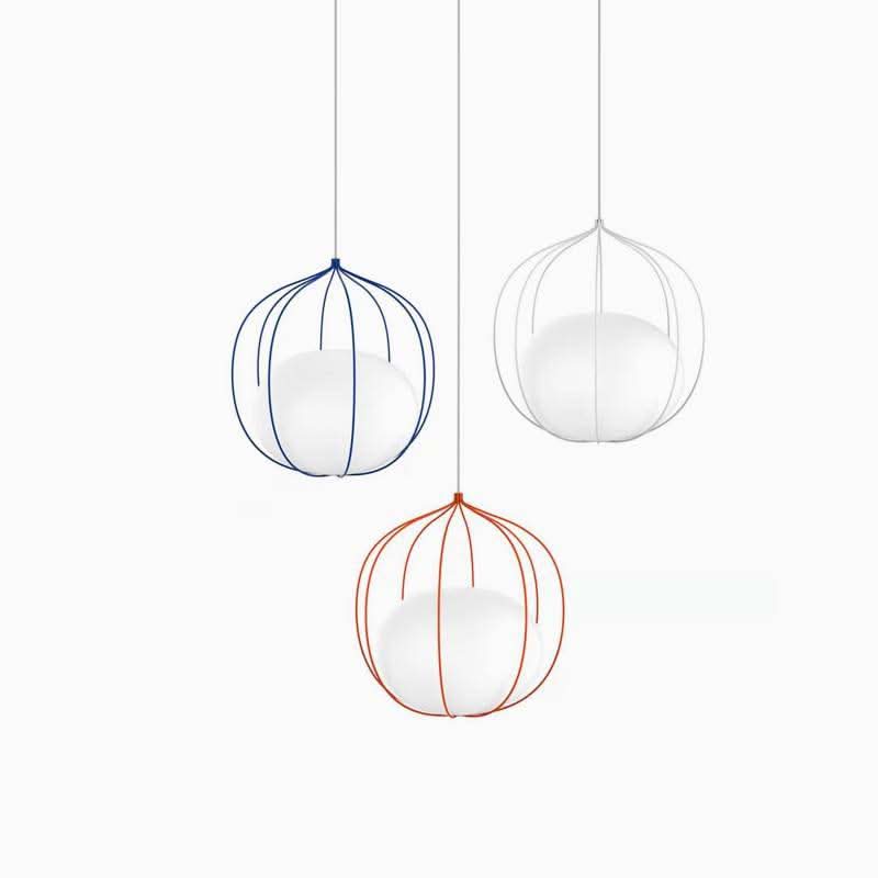 Suspension design LED en cage colorée avec sphère lumineuse en verre Hang | Designix - Luminaire - https://designix.fr