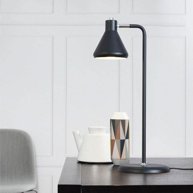 Lampe à poser design à LED avec tube en métal coloré et forme triangulaire Light | Designix - Luminaire - https://designix.fr