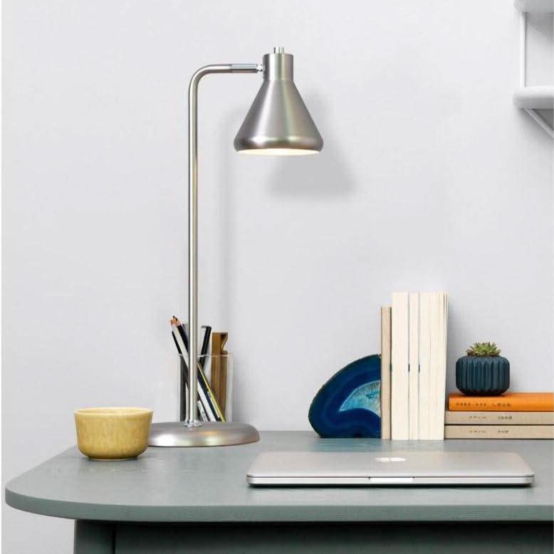 Lampe à poser design à LED avec tube en métal coloré et forme triangulaire Light | Designix - Luminaire - https://designix.fr