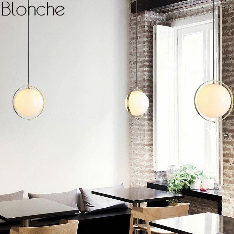 Suspension design LED boule en verre dans cercle doré | Designix - Luminaire - https://designix.fr