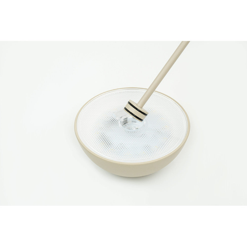 Détail du dessous de l'abat-jour avec module LED et diffuseur strié, finition sable.