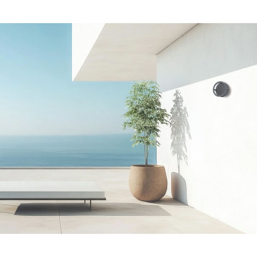 Mise en ambiance sur terrasse en bord de mer, applique graphite sur mur blanc