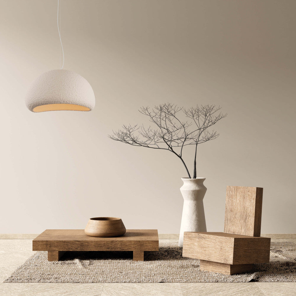 Vue en situation du luminaire suspendu éclairant un intérieur beige épuré et chaleureux