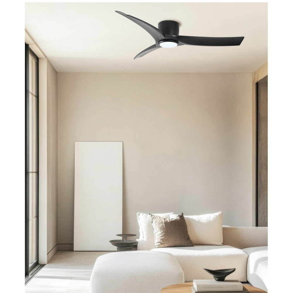 Ventilateur installé au plafond dans un salon clair, éclairant une pièce meublée.