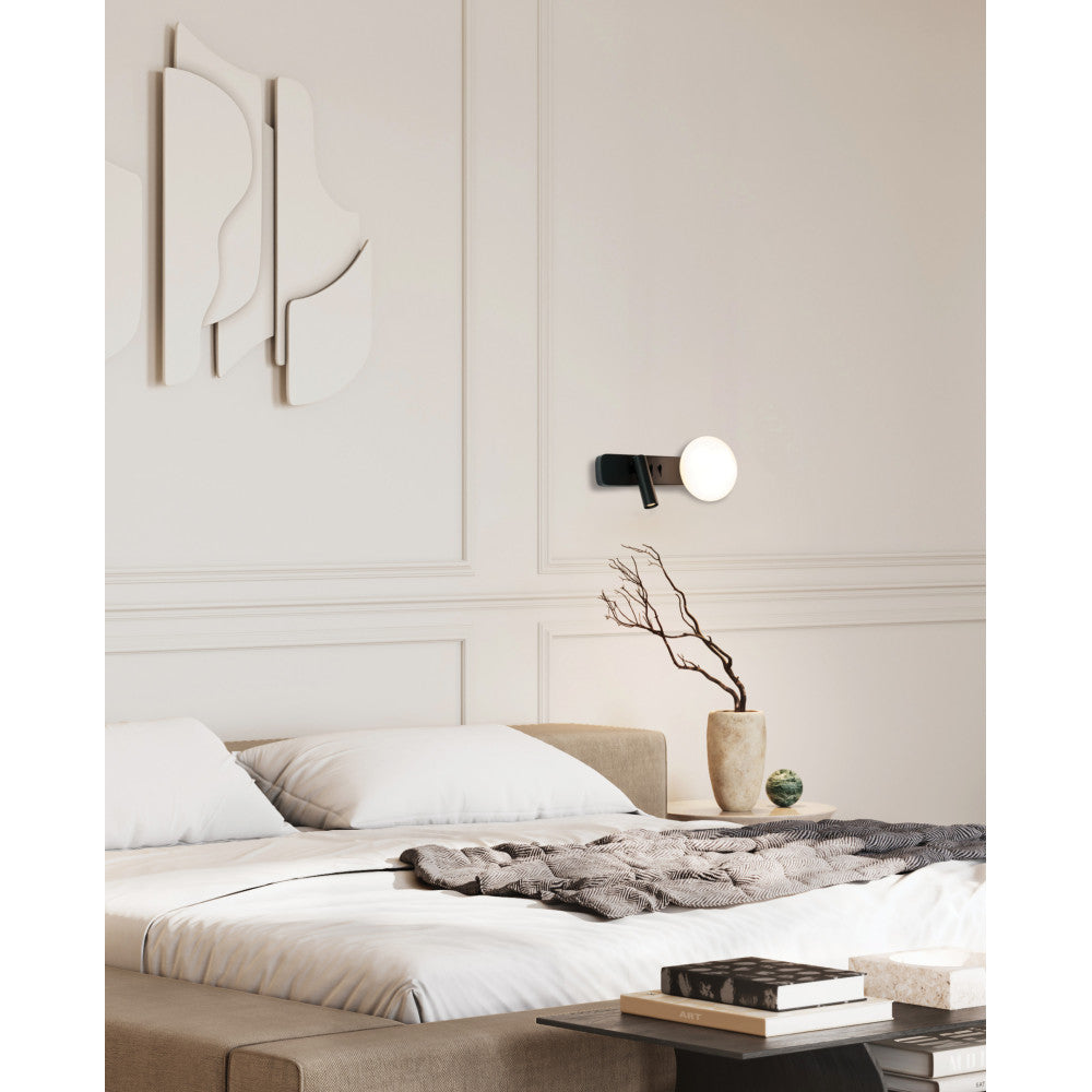Mise en ambiance chambre claire, applique murale fixée au-dessus du chevet