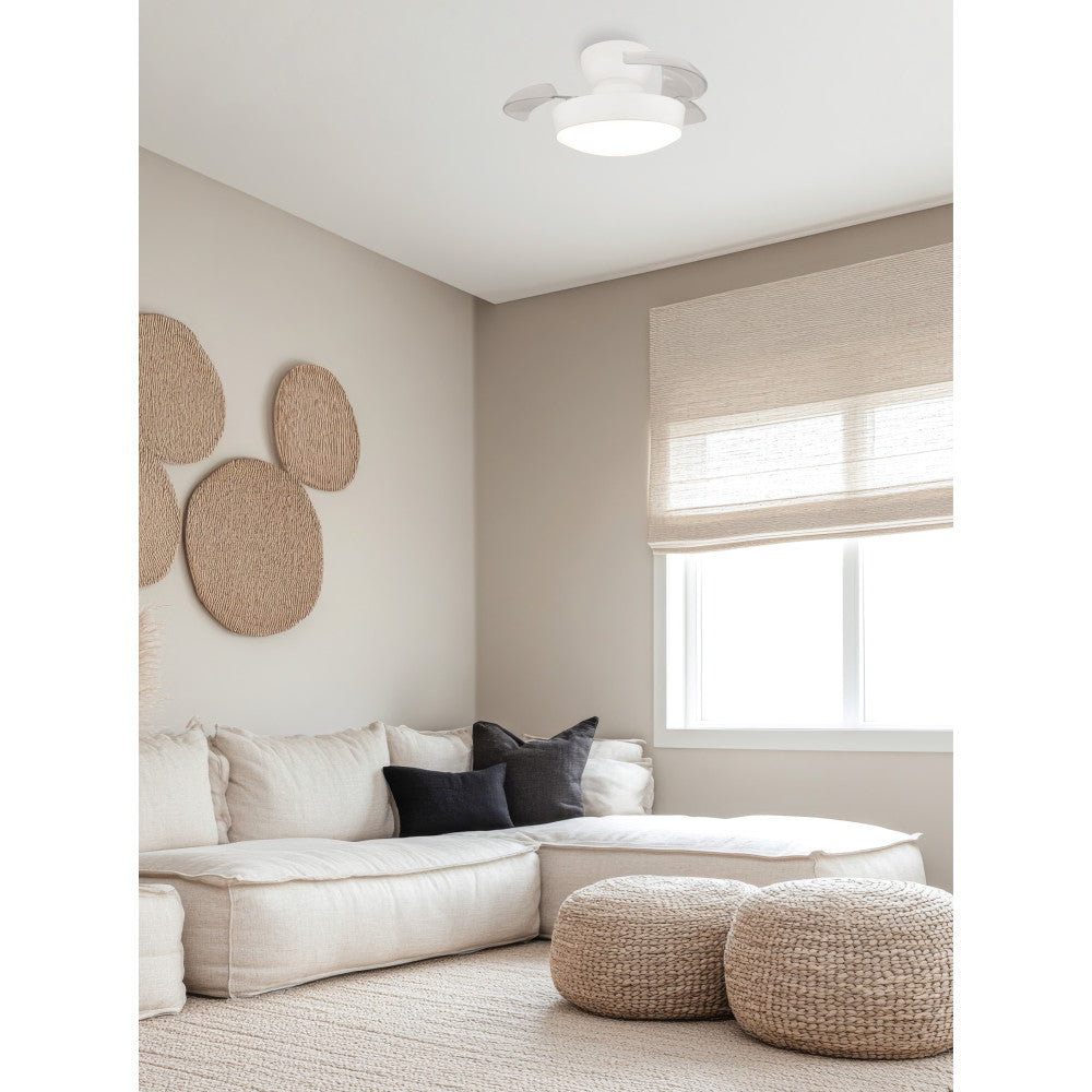Mise en ambiance du ventilateur lumineux blanc installé au plafond d'un salon moderne avec canapé.
