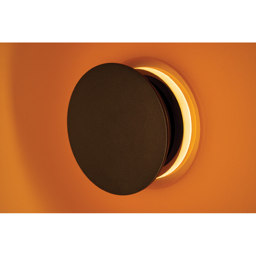 Détail de l'anneau LED allumé derrière le disque central noir mat