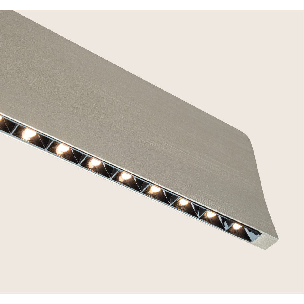 Détail rapproché des LED de la face inférieure et de la grille alvéolaire.