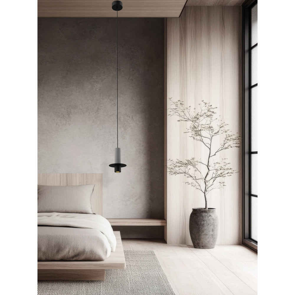 Mise en ambiance chambre, suspension allumée au-dessus du chevet en bois clair