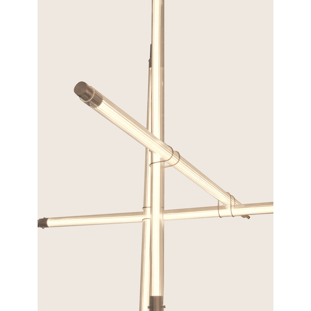 Détail rapproché des tubes en verre et de leurs raccords métalliques formant croisillons.