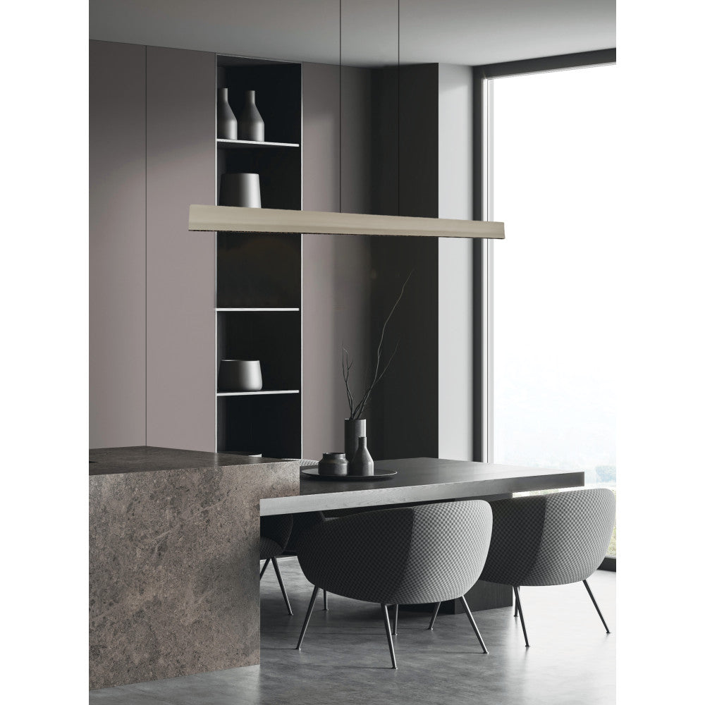 Mise en ambiance au-dessus d'une table de cuisine moderne, lumière directe et indirecte.