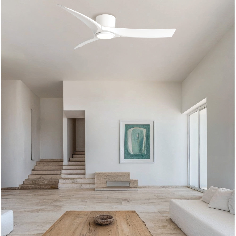 Mise en ambiance dans un séjour moderne clair avec ventilateur au plafond