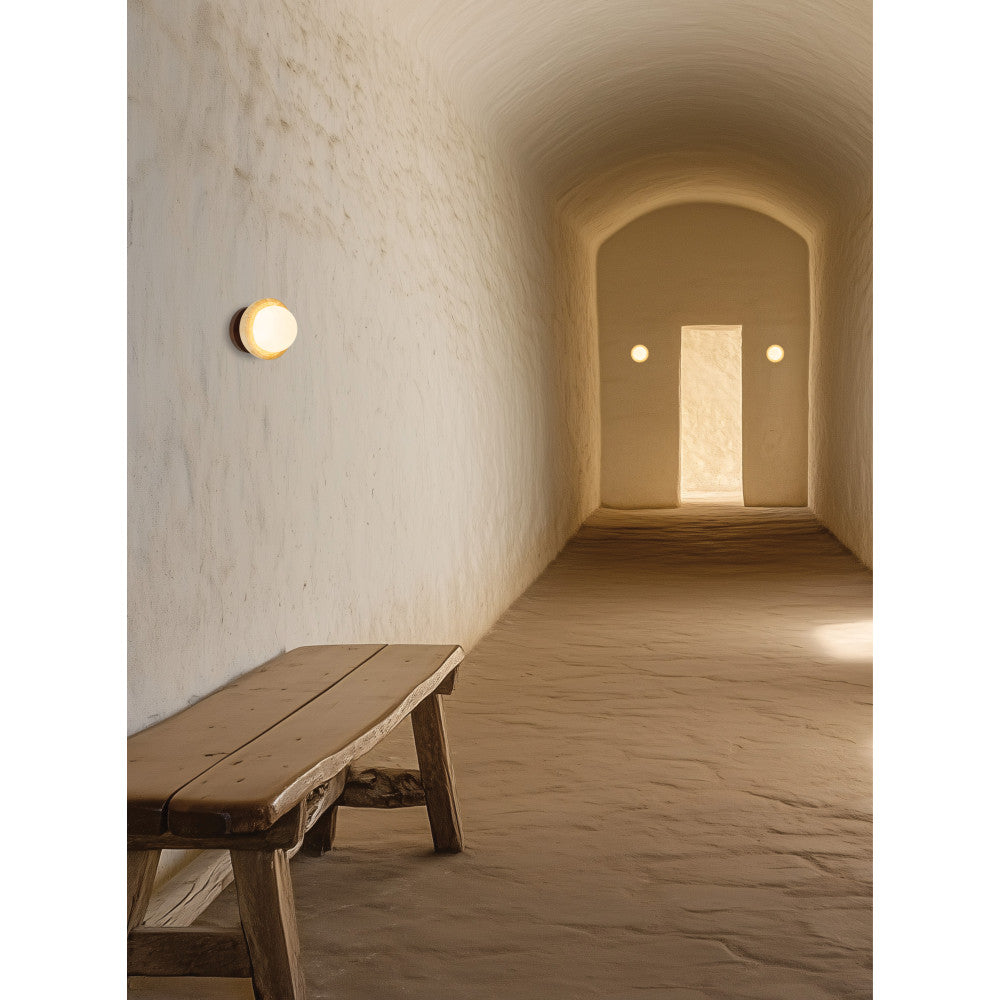 Mise en ambiance dans un couloir voûté en plâtre avec banc en bois