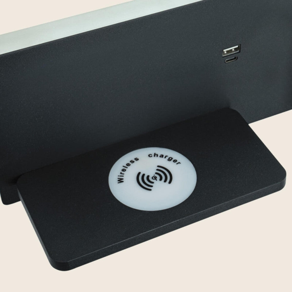 Gros plan sur le plateau de recharge sans fil et son symbole imprimé en blanc.